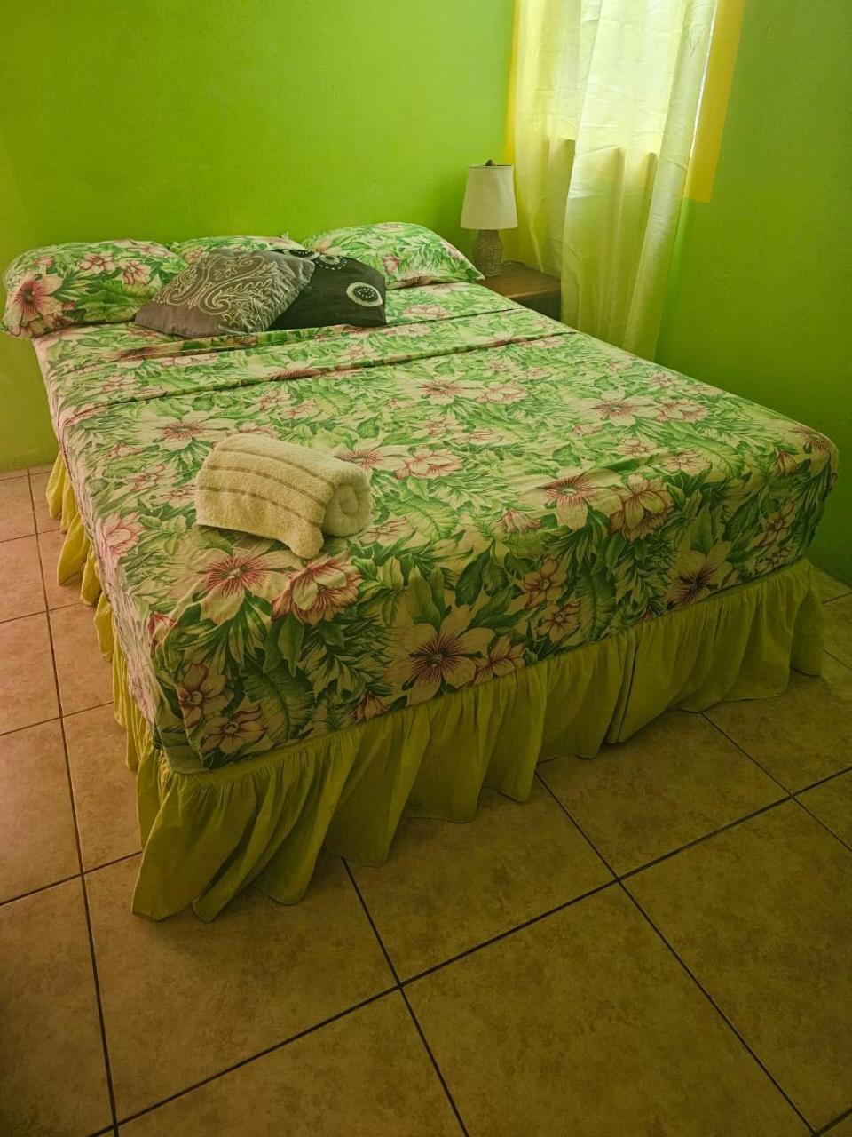 Fish Tobago Guesthouse Or Joy And Brandon Guesthouse Buccoo Pokoj fotografie