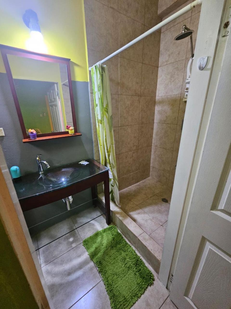 Fish Tobago Guesthouse Or Joy And Brandon Guesthouse Buccoo Pokoj fotografie