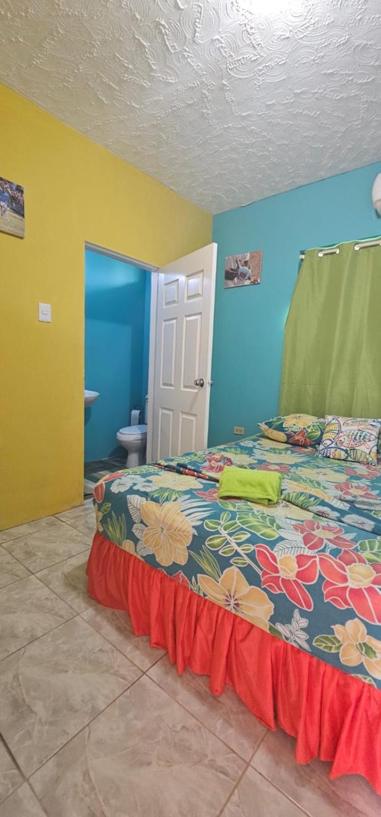 Fish Tobago Guesthouse Or Joy And Brandon Guesthouse Buccoo Pokoj fotografie