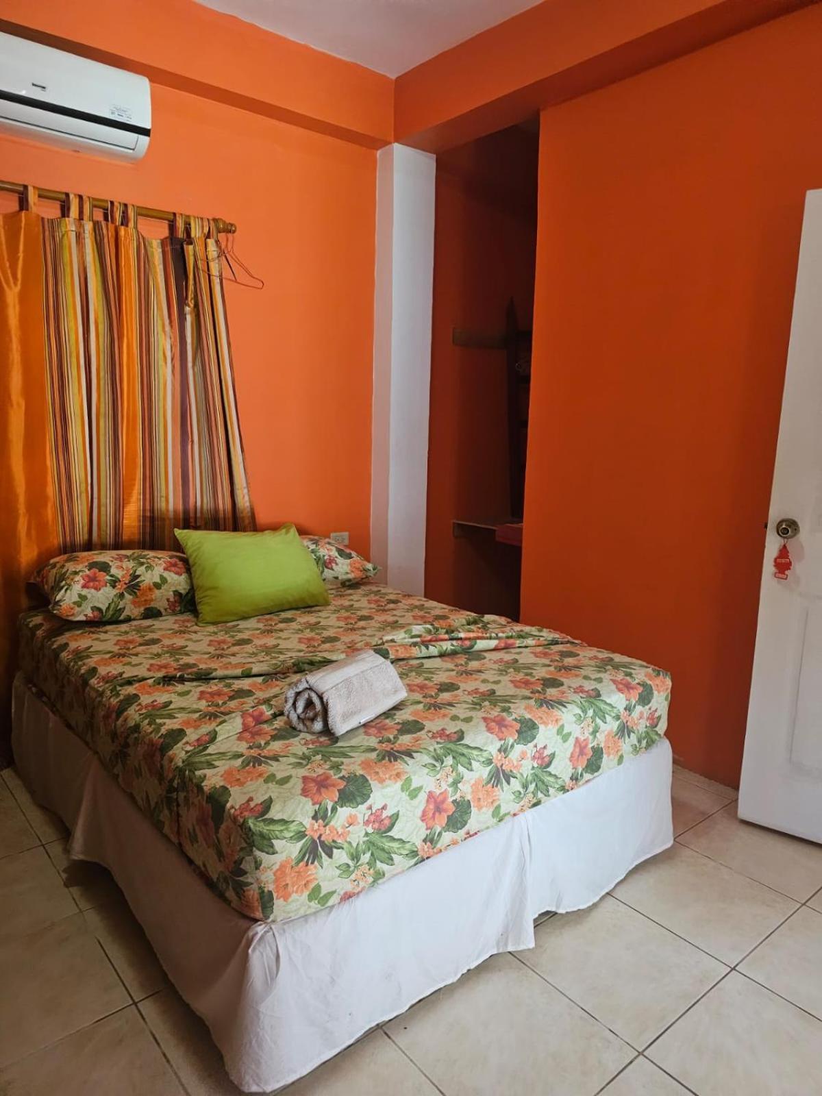Fish Tobago Guesthouse Or Joy And Brandon Guesthouse Buccoo Pokoj fotografie