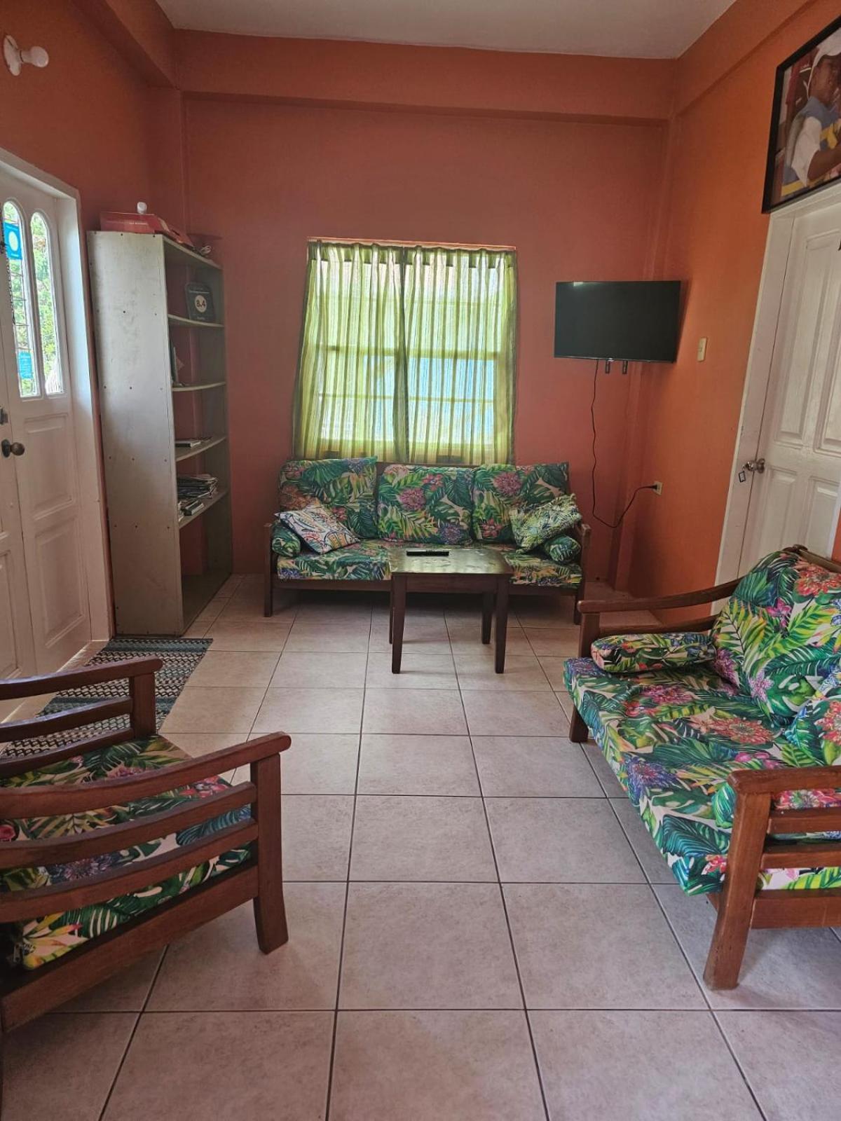 Fish Tobago Guesthouse Or Joy And Brandon Guesthouse Buccoo Pokoj fotografie