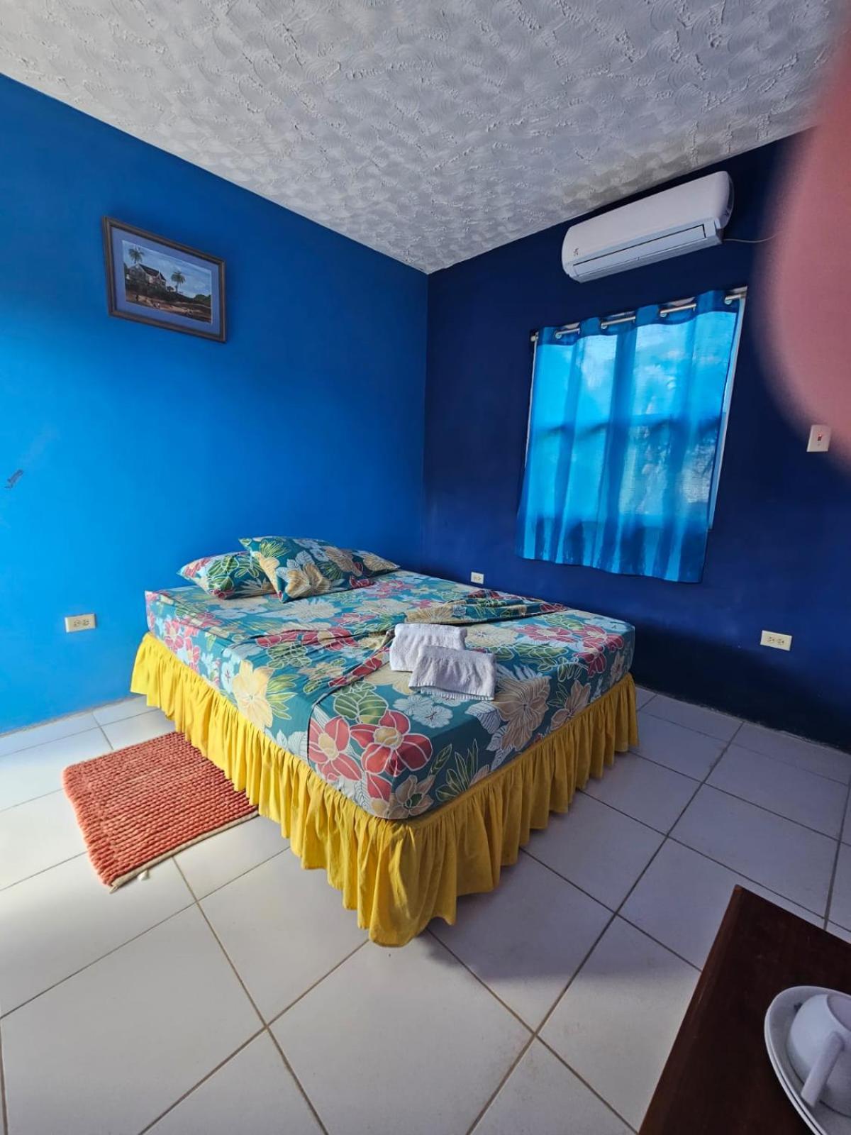 Fish Tobago Guesthouse Or Joy And Brandon Guesthouse Buccoo Pokoj fotografie