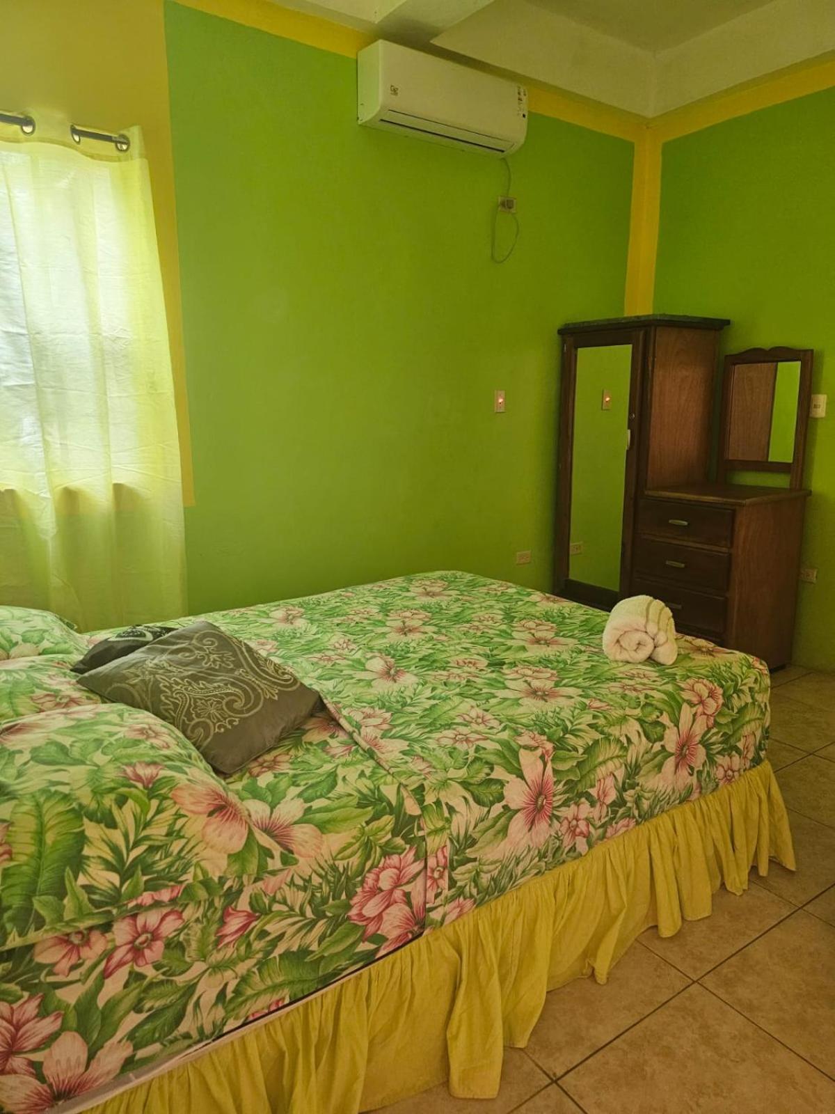 Fish Tobago Guesthouse Or Joy And Brandon Guesthouse Buccoo Pokoj fotografie